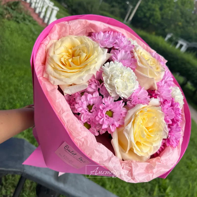 Сборный букет с хризантемой и розочкой 