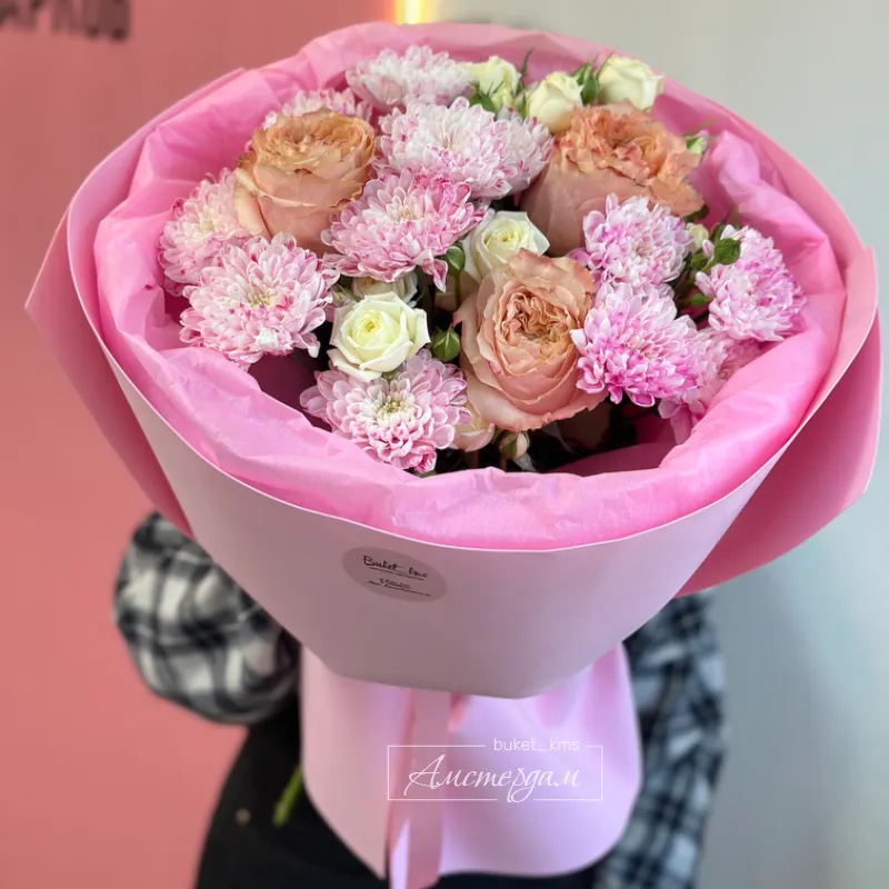 Букет в нежной гамме хризантемы розы 