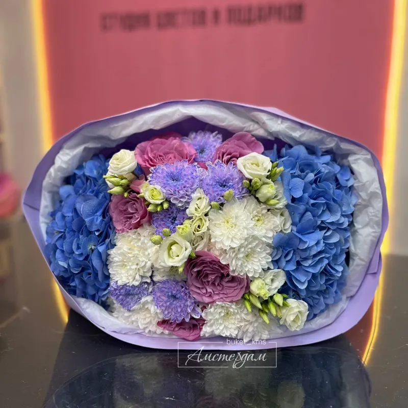 Сборный яркий красочный букет 