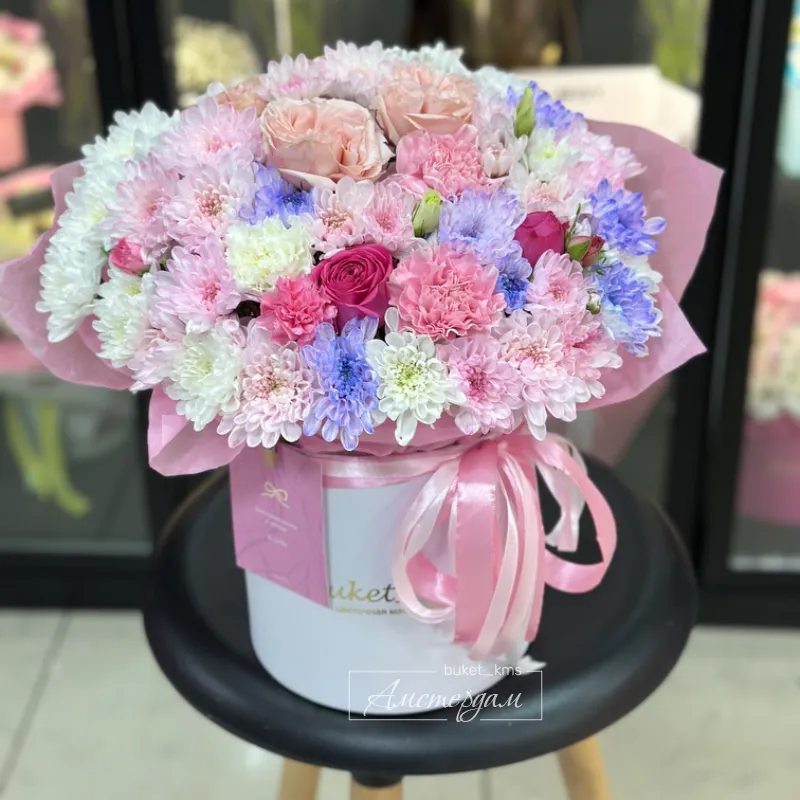 Нежное счастье Сборная коробка с хризантемой. Кустовой розой 