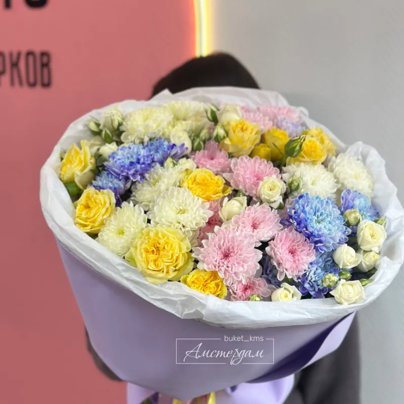 Яркий красочный букет с разными цветами 