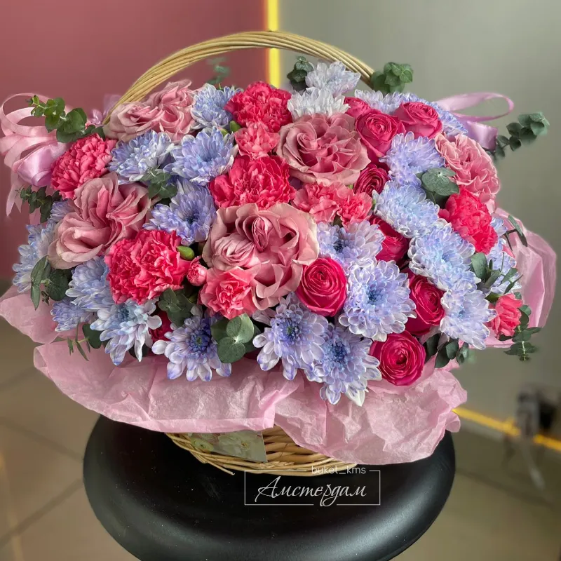 Сборная корзина с разными цветами 