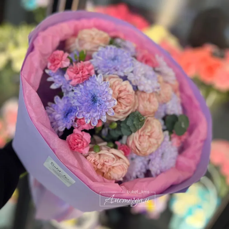 Нежный сборный букет с хризантемой розой диантусы и эвкалипт 