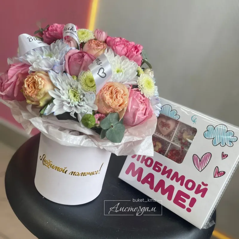 Комбо коробочка с цветами и вкусными конфетками 