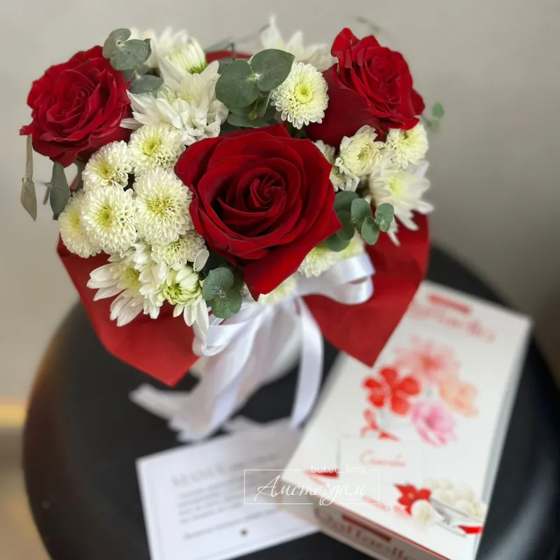 Комбо цветочная композиция и конфеты 