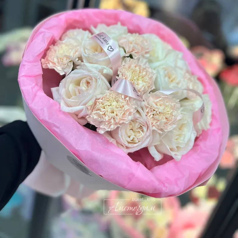 Пионовидные  розы и диантусы 