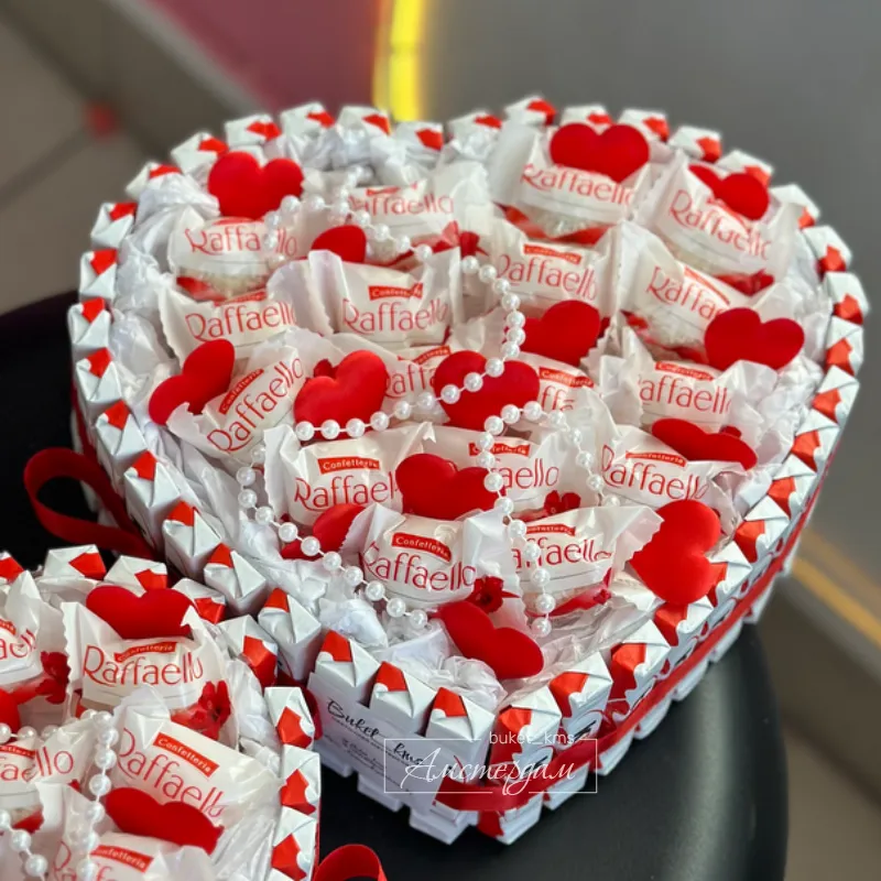 Сладкое сердце с киндер шоколадками и рафаелками