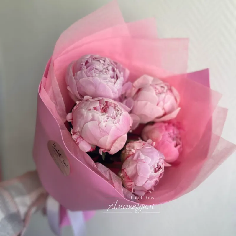 Букет из нежных пионов