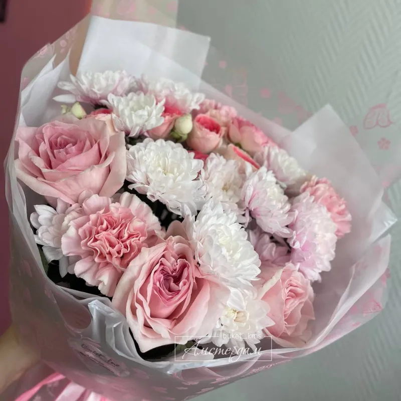 Букет в нежной гамме сборный разные цветы