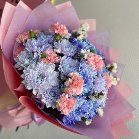 Букет с хризантемой и диантусы от интернет-магазина «Амстердам» в Комсомольске-на-Амуре