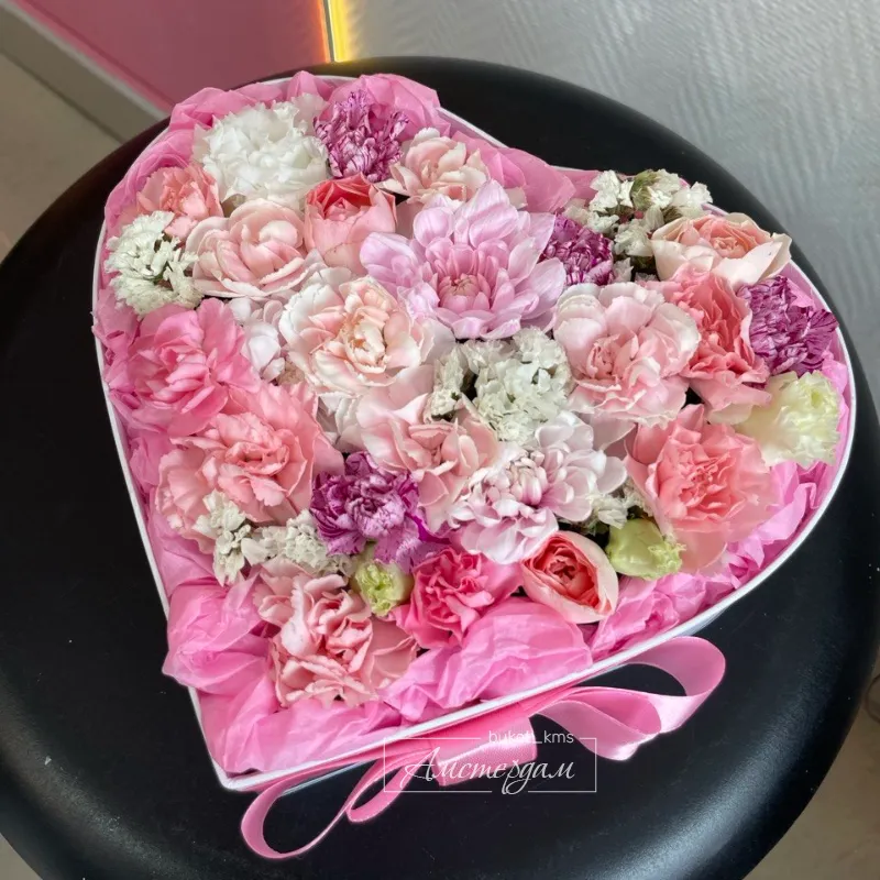 Нежное сердечко с живыми цветами