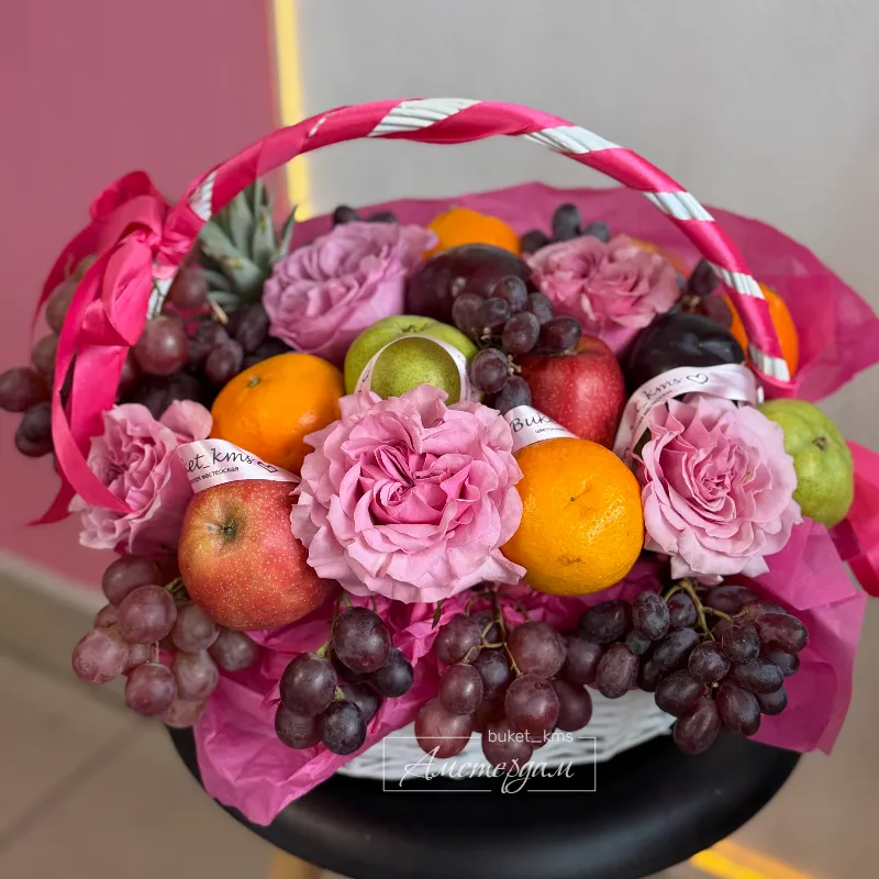 Фруктовая корзина с розами