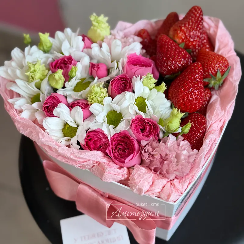 Коробка цветов и клубника