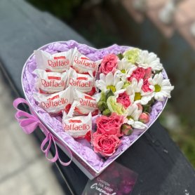 Коробочка сладость с цветочками  от интернет-магазина «Амстердам» в Комсомольске-на-Амуре
