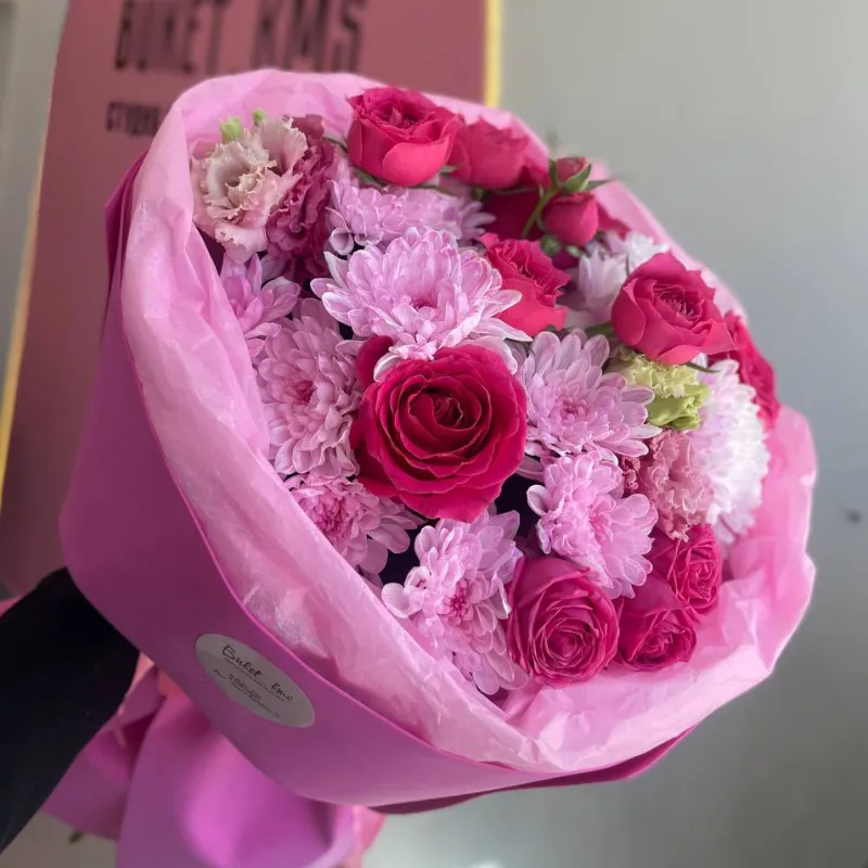 Букет с хризантемой и кустовой розой в розовой гамме 